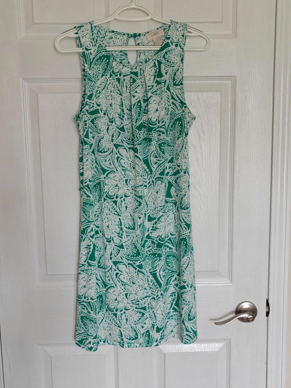 Sleeveless green and white print dress